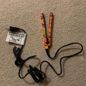 Amika mini hair straightener